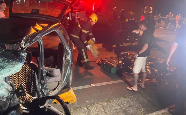 Idoso fica ferido em colisão entre carro e ônibus em Criciúma