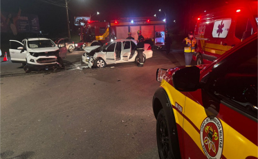 Colisão entre carros deixa duas pessoas feridas em Içara