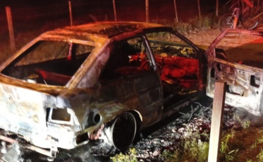 Carro é furtado e incendiado por criminoso