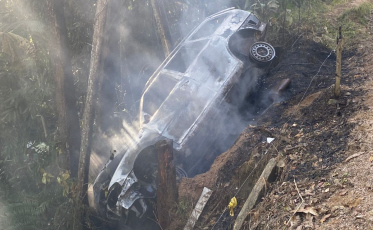 Parati pega fogo após sair da pista em Urussanga