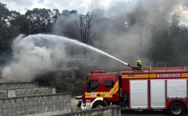 Incêndio atinge tanque de piche e vegetação em Criciúma