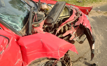 Homem fica ferido após carro bater em poste em Passo de Torres