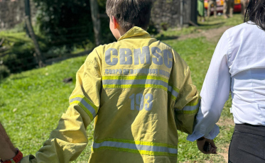 [Vídeo] Criança autista é encontrada em área de mata em Criciúma