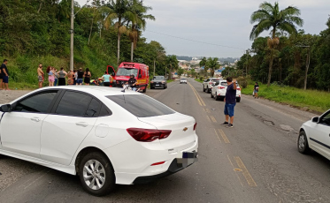 Motociclista é hospitalizado após acidente envolvendo carro