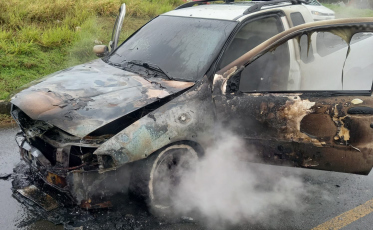 Incêndio destrói Fiat Strada em Içara
