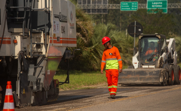 Reparos em pavimentos interditam faixas entre Passo de Torres e Paulo Lopes