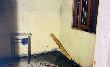 Policial e idosa são socorridos de incêndio em casa de Araranguá