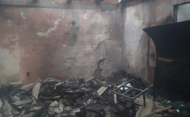 Incêndio destrói moto em casa de Criciúma