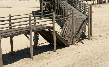 Passarelas em praia do Rincão cedem e deixam um ferido
