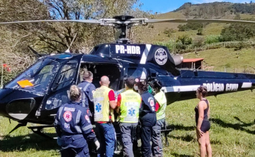((Vídeos)) Idoso é socorrido de helicóptero após ser atacado por boi