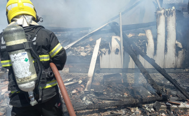 Casa é completamente destruída por incêndio em Içara