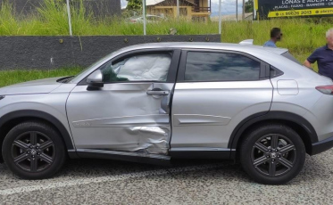 Acidente entre carro e moto deixa motociclista ferido em Criciúma