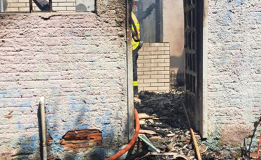 ((Vídeos)) Incêndio destrói casa e deixa idosa desmaiada