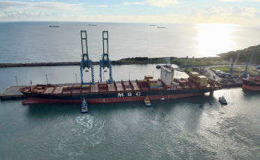 Com tamanho de três campos de futebol, navio é o maior da história a atracar no Porto de Imbituba