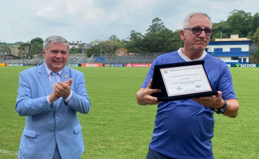 Luís Carlos Cruz recebe honraria da Alesc