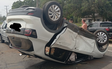 Colisão frontal deixa mulher ferida em Balneário Gaivota