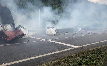 Acidente com carreta interdita BR-101 no Sul Catarinense