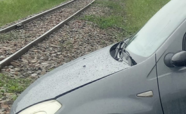 Motorista perde o controle do carro e cai na beira do trilho em Içara