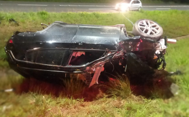 Capotamento deixa vítima presa às ferragens na Via Rápida