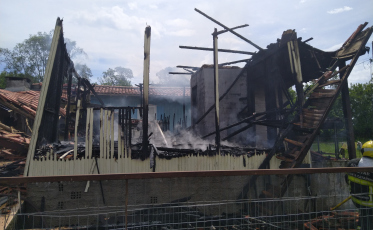 Casa é destruída por incêndio em Criciúma
