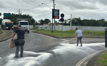 Derramamento de óleo é registrado em avenida de Criciúma