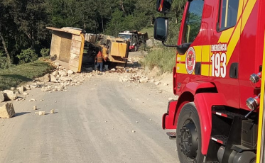 Capotamento de caminhão deixa condutor ferido em Pedras Grandes