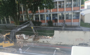 ((Áudio e vídeo)) Criciúma: Muro do Colegião é demolido 