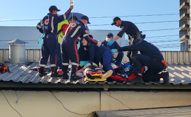 Trabalhador morre após choque elétrico em telhado