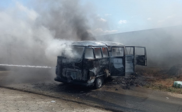 Incêndio consome Kombi em Içara