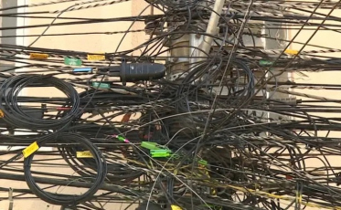 Em Criciúma, fiação irregular começa a ser removida de postes 