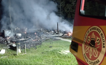 Casa é totalmente destruída por incêndio em Urussanga