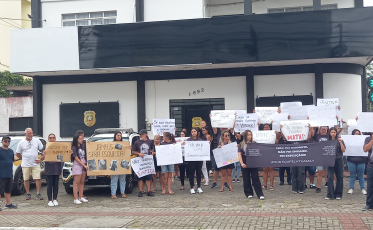 [Fotos e vídeos] Manifestação pede justiça por Thamily em Criciúma
