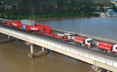 Carga superdimensionada afeta tráfego na BR-470 e BR-101 neste domingo