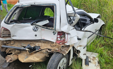 Acidente envolvendo dois carros e um caminhão deixa motorista ferida 