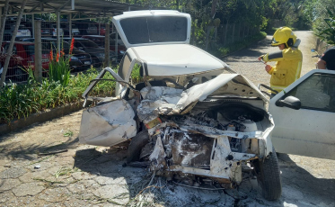 Motorista é hospitalizado após colisão contra caminhão em Içara