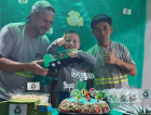 Menino de 3 anos tem festa inspirada na coleta de lixo em Criciúma