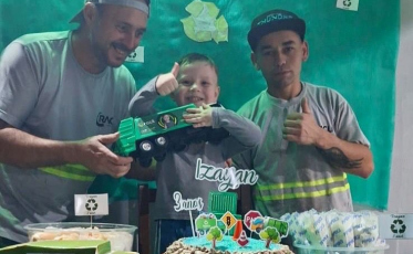 Menino de 3 anos tem festa inspirada na coleta de lixo em Criciúma