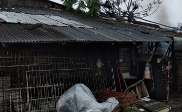 Fogo consome maquinários e entulhos em ferro velho em Araranguá