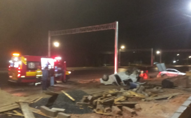 Carro capota na madrugada deste domingo em Içara