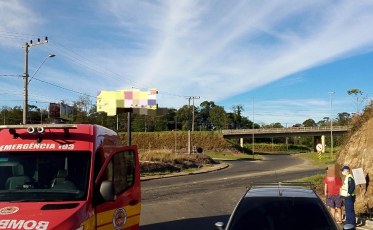 Jovem fica ferido em grave acidente entre carro e moto em Içara