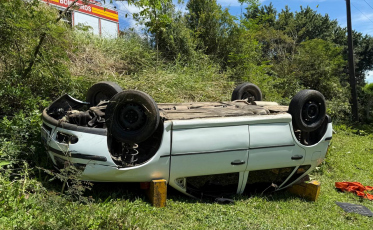 Capotamento deixa motorista preso no veículo em Criciúma