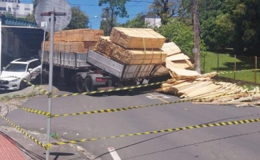 Trânsito é interrompido após tombamento de caminhão em Criciúma