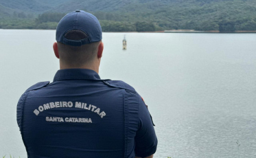 Bombeiros fazem varredura por homem que fugiu de clínica