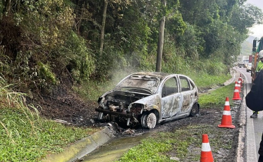 [Vídeo] Incêndio e pane em caminhão travam trânsito nos dois sentidos no Morro dos Cavalos