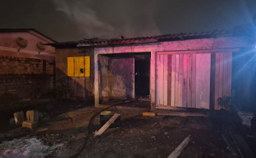 Fogo destrói residência em Araranguá 