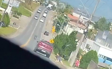 [Vídeo] Idosa é atropelada por homem de 83 anos em Lauro Müller