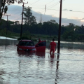 Idoso é resgatado após ficar ilhado dentro de carro durante enchente em Turvo