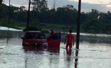 Idoso é resgatado após ficar ilhado dentro de carro durante enchente em Turvo