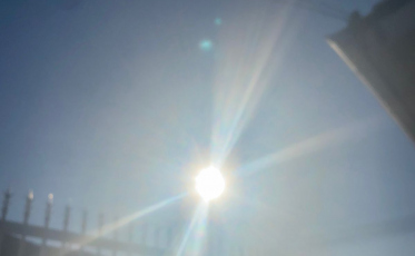 Domingo começa ameno, esquenta rápido e termina com chegada de frente fria