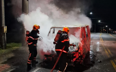 Van é totalmente destruída por incêndio em Nova Veneza
